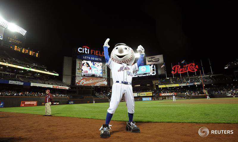 New York Mets mascot gives fan the finger, employee fired